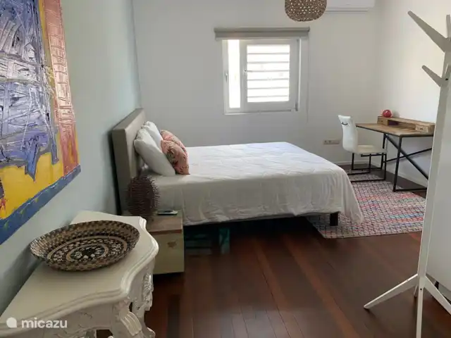 Chambre d’amis avec lit queen pour 2 personnes et espace de travail. Avec salle de bain privée